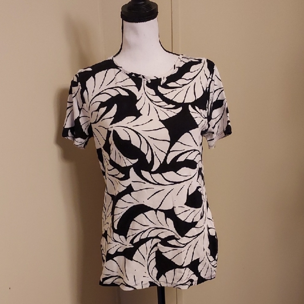Croft & Barrow Black and White Leaf Pattern Tee